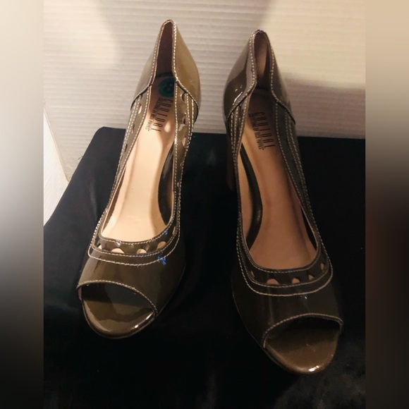 Women hunter green heel shoes. Size 8 - Picture 4 of 5